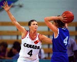 Bev Smith ( gauche) du Canada participe  l'preuve de basketball fminin aux Jeux olympiques d'Atlanta de 1996.  (PC Photo/AOC)