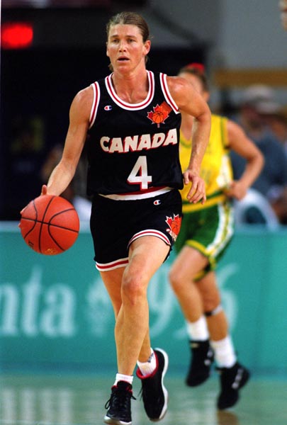 Bev Smith du Canada participe  l'preuve de basketball fminin aux Jeux olympiques d'Atlanta de 1996.  (PC Photo/AOC)