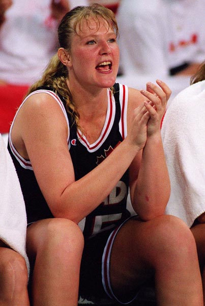 Merlelynn Lange du Canada participe  l'preuve de basketball fminin aux Jeux olympiques d'Atlanta de 1996.  (PC Photo/AOC)