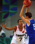 Karla Karch du Canada participe  un match de basketball aux Jeux olympiques d'Atlanta de 1996. (Photo PC/AOC)