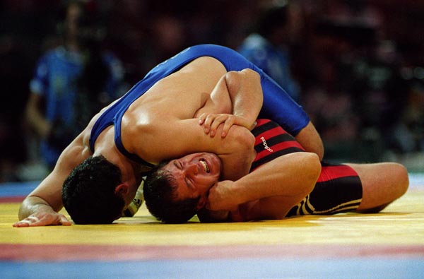 Oleg Ladik (bleu) du Canada participe  l'preuve de lutte style libre aux Jeux olympiques d'Atlanta de 1996. (PC Photo/AOC)