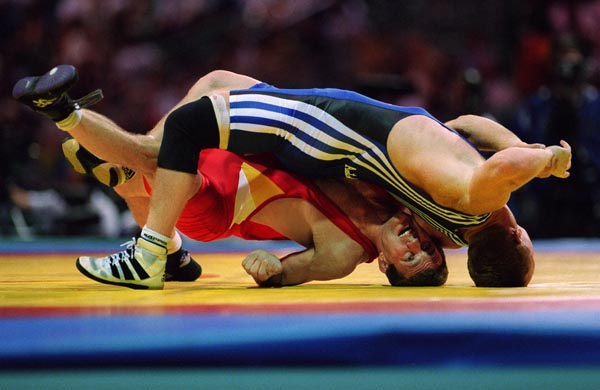 Canada's Craig Roberts (red) competing in the wrestling event at the 1996 Atlanta Summer Olympic Games. (CP PHOTO/COA/Claus Andersen)