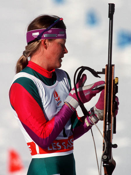 Jane Isakson du Canada participe  l'preuve de biathlon aux Jeux olympiques d'hiver d'Albertville de 1992. (Photo PC/AOC)