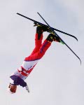Nicolas Fontaine (gauche) et Philippe Laroche (droite) du Canada clbrent aprs avoir remport respectivement les mdailles d'argent et d'or en ski acrobatique aux Jeux olympiques d'hiver d'Albertville de 1992. (Photo PC/AOC)
