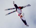 Nicolas Fontaine (gauche) et Philippe Laroche (centre) du Canada clbrent aprs avoir remport respectivement les mdailles d'argent et d'or en ski acrobatique aux Jeux olympiques d'hiver d'Albertville de 1992. (Photo PC/AOC)