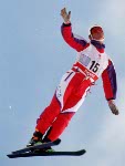 Nicolas Fontaine (gauche) et Philippe Laroche (centre) du Canada clbrent aprs avoir remport respectivement les mdailles d'argent et d'or en ski acrobatique aux Jeux olympiques d'hiver d'Albertville de 1992. (Photo PC/AOC)