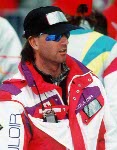 Philippe Laroche du Canada clbre aprs avoir remport une mdaille d'or en ski acrobatique aux Jeux olympiques d'hiver d'Albertville de 1992. (Photo PC/AOC)