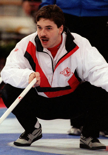 Kevin Park du Canada participe  l'preuve de curling aux Jeux olympiques d'hiver d'Albertville de 1992. (Photo PC/AOC)