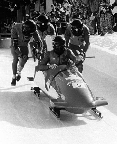 Chris Lori et ses quipiers du Canada participent  une preuve de bobsleigh aux Jeux olympiques d'hiver d'Albertville de 1992. (Photo PC/AOC)