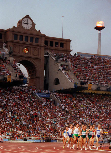 Competitors race at the Estadi Olimpic de Montjuic at the 1992 Olympic games in Barcelona. (CP PHOTO/ COA/ Claus Andersen)