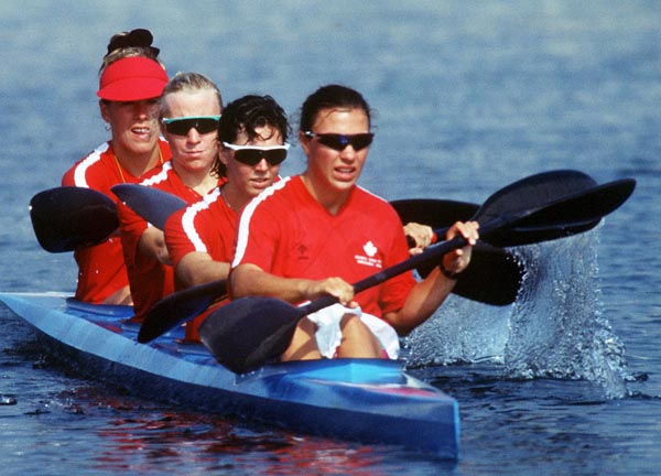 De l'arrire  l'avant, Klari MacAskill, Kevyn Stafford, Alison Herst et Caroline Brunet du Canada participent  une preuve de kayak aux Jeux olympiques de Barcelone de 1992. (Photo PC/AOC)
