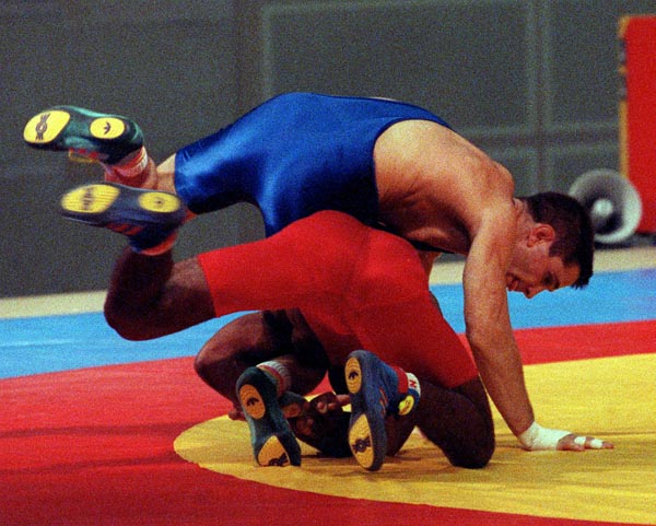 Canada's Robert Dawson (blue) competing in the wrestling event at the 1992 Olympic games in Barcelona. (CP PHOTO/ COA/ Ted Grant)