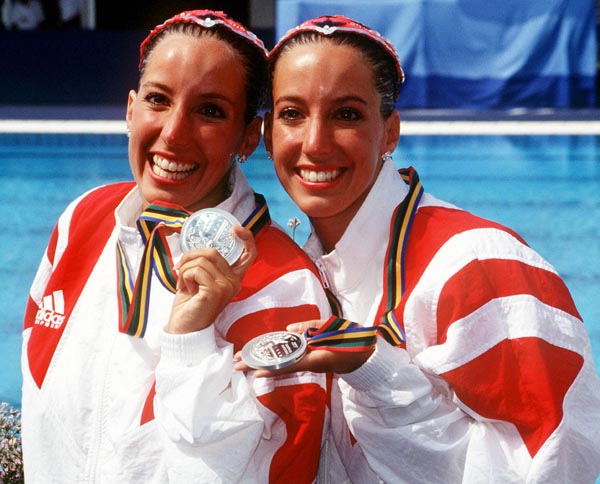 les vraies jumelles Penny et Vicky Vilagos du Canada clbrent aprs avoir remport une mdaille d'argent en nage synchronise aux Jeux olympiques de Barcelone de 1992. (Photo PC/AOC)