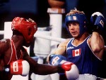 Mark Leduc du Canada clbre aprs avoir remport une mdaille d'or en boxe aux Jeux olympiques de Barcelone de 1992. (Photo PC/AOC)