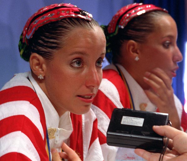 les vraies jumelles Penny et Vicky Vilagos du Canada accordent des entrevues aprs avoir remport une mdaille d'argent en nage synchronise aux Jeux olympiques de Barcelone de 1992. (Photo PC/AOC)