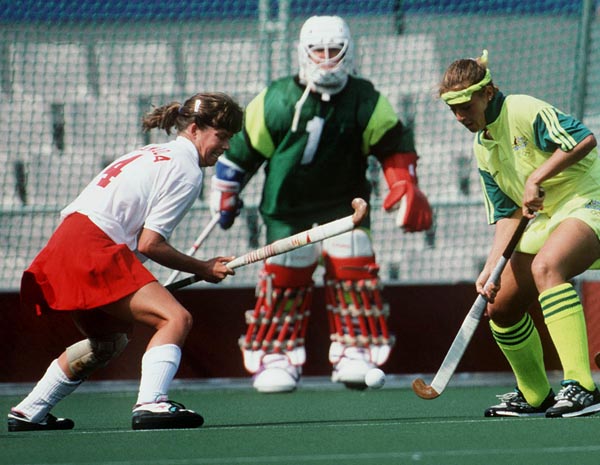 Canada's Rochelle Low (left) competing in the field hockey event at the 1992 Olympic games in Barcelona. (CP PHOTO/ COA/Claus Andersen)