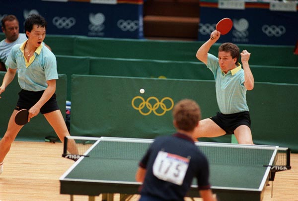 Joe Ng (gauche) et Horatio Pintea du Canada participent  l'preuve de tennis de table aux Jeux olympiques de Soul de 1988. (Photo PC/AOC)