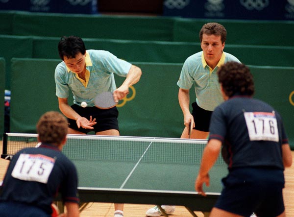 Joe Ng (gauche) et Horatio Pintea du Canada participent  l'preuve de tennis de table aux Jeux olympiques de Soul de 1988. (Photo PC/AOC)