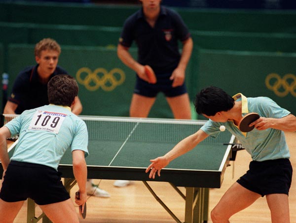 Joe Ng et Horatio Pintea (gauche) du Canada participent  l'preuve de tennis de table aux Jeux olympiques de Soul de 1988. (Photo PC/AOC)