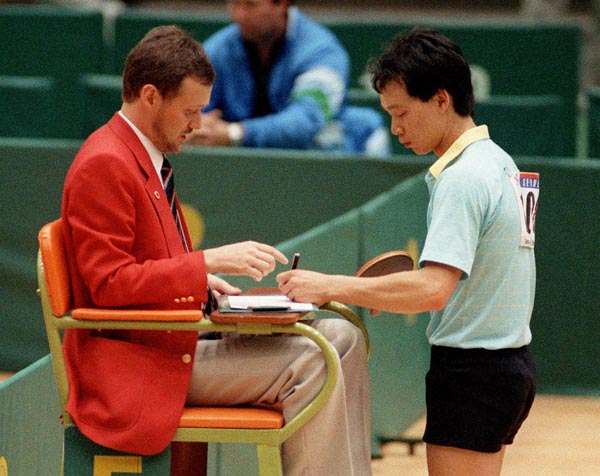 Joe Ng (droite) du Canada participe  l'preuve de tennis de table aux Jeux olympiques de Soul de 1988. (Photo PC/AOC)