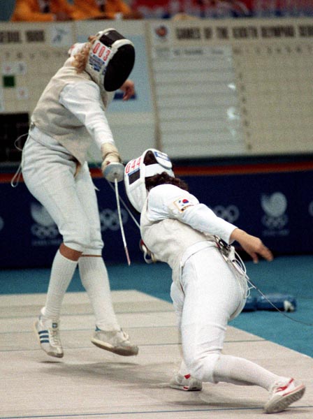 Madeleine Philion (gauche) du Canada participe  une preuve d'escrime aux Jeux olympiques de Soul de 1988. (Photo PC/AOC)