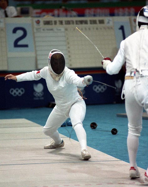 Jacynthe Poirier du Canada participe  une preuve d'escrime aux Jeux olympiques de Soul de 1988. (Photo PC/AOC)