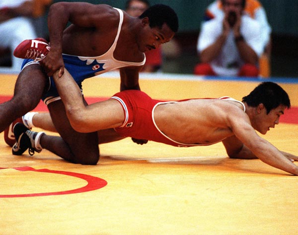 Canada's Gary Holmes (left) competing in the wrestling event at the 1988 Olympic games in Seoul. (CP PHOTO/ COA/ Cromby McNeil)