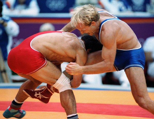 Canada's David McKay (blue) competing in the wrestling event at the 1988 Olympic games in Seoul. (CP PHOTO/ COA/ Cromby McNeil)