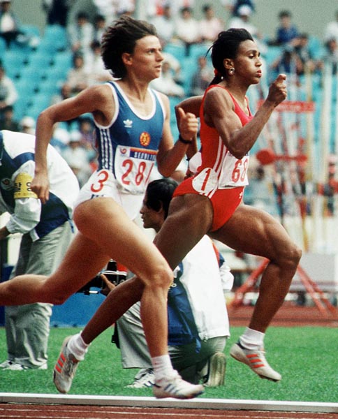 Canada's Charmaine Crooks (right) competing in the 400m  event at the 1988 Olympic games in Seoul. (CP PHOTO/ COA/F.S.Grant)