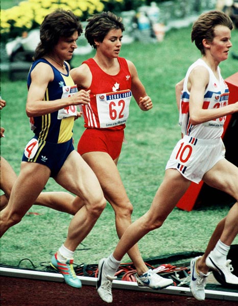 Canada's Debbie Bowker (centre) competing in the 3000m  event at the 1988 Olympic games in Seoul. (CP PHOTO/ COA/F.S.Grant)