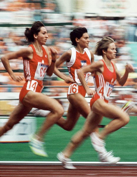 Canada's Angela Chalmers (left) and Lynn Williams (right) competing in the 3000m event at the 1988 Olympic games in Seoul. (CP PHOTO/ COA/F.S.Grant)
