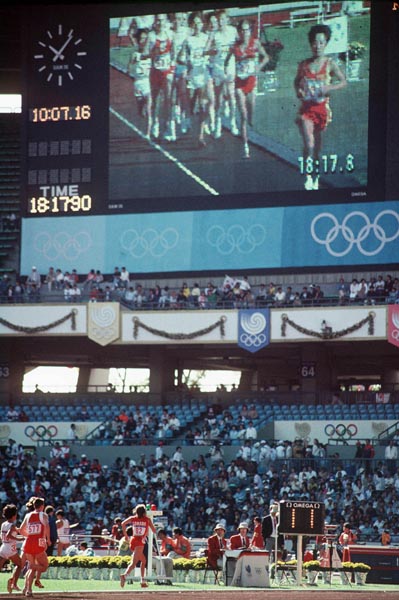 Canada's Nancy Tinari (#82) competing in the 10 000m event at the 1988 Olympic games in Seoul. (CP PHOTO/ COA/F.S.Grant)