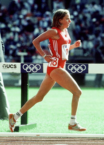 Canada's Nancy Tinari competing in the 10 000m event at the 1988 Olympic games in Seoul. (CP PHOTO/ COA/F.S.Grant)