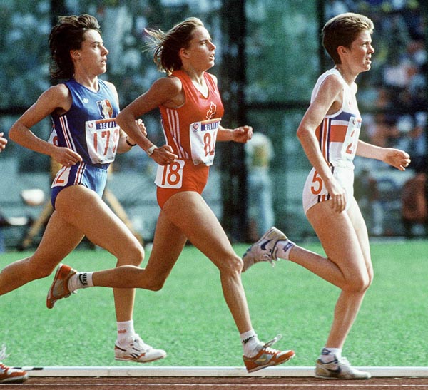 Canada's Nancy Tinari (centre) competing in the 10 000m event at the 1988 Olympic games in Seoul. (CP PHOTO/ COA/F.S.Grant)