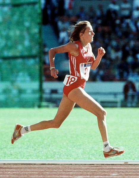 Canada's Nancy Tinari competing in the 10 000m event at the 1988 Olympic games in Seoul. (CP PHOTO/ COA/F.S.Grant)