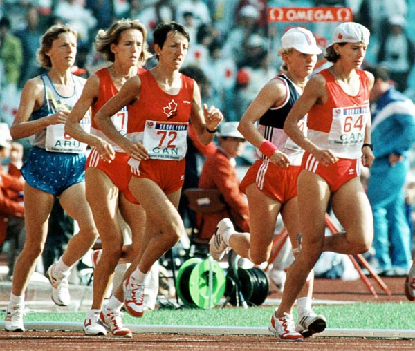 Lizanne Bussires (deuxime  gauche), Odette Lapierre (72) et Ellen Rochefort (64) du Canada participent  l'preuve du marathon aux Jeux olympiques de Soul de 1988. (Photo PC/AOC)