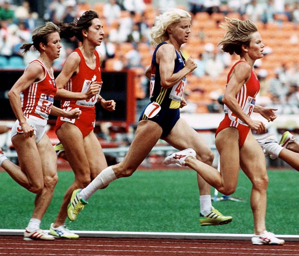 Canada's Angela Chalmers (second from left) and Lynn Williams (right) competing in the 3000m  event at the 1988 Olympic games in Seoul. (CP PHOTO/ COA/F.S.Grant)