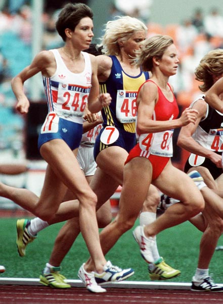 Canada's Lynn Williams (right) competing in the 1500m  event at the 1988 Olympic games in Seoul. (CP PHOTO/ COA/F.S.Grant)