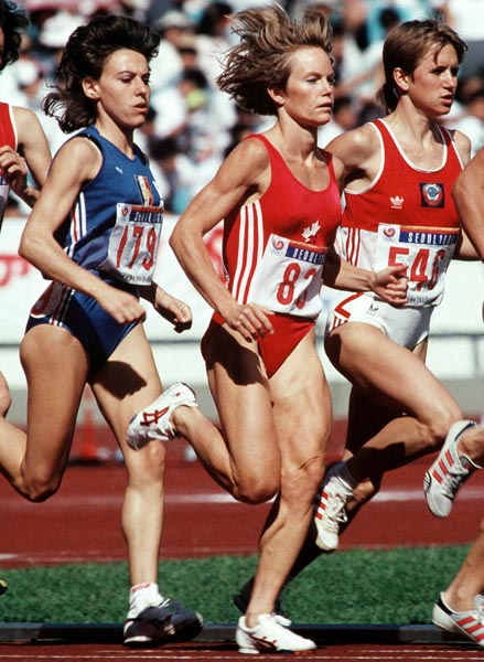 Canada's Lynn Williams (centre) competing in the 1500m  event at the 1988 Olympic games in Seoul. (CP PHOTO/ COA/F.S.Grant)
