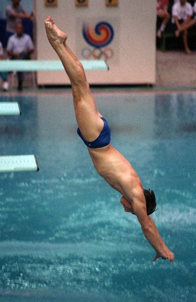 Canada's David Bedard competing in the diving event at the 1988 Olympic games in Seoul. (CP PHOTO/ COA/S.Grant)