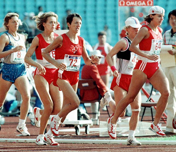 Ellen Rochefort (deuxime  gauche), Lizanne Bussires (64) et Odette Lapierre (72) du Canada participent  l'preuve du marathon aux Jeux olympiques de Soul de 1988. (Photo PC/AOC)