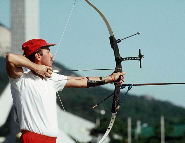 Daniel Desnoyers du Canada participe  l'preuve de tir  l'arc aux Jeux olympiques de Soul de 1988. (Photo PC/AOC)