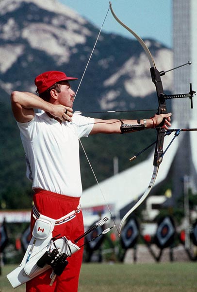 Daniel Desnoyers du Canada participe  l'preuve de tir  l'arc aux Jeux olympiques de Soul de 1988. (Photo PC/AOC)