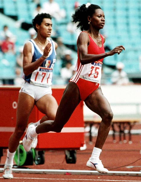 Canada's Marita Payne-Wiggins (right) competing in the 400m  event at the 1988 Olympic games in Seoul. (CP PHOTO/ COA/F.S.Grant)
