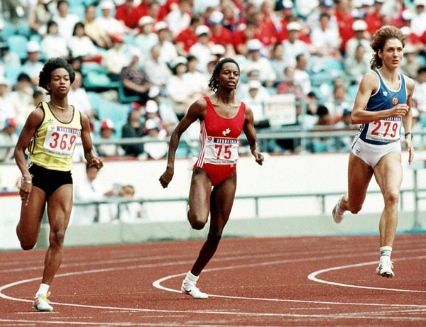 Canada's Marita Payne-Wiggins (centre) competing in the 400m  event at the 1988 Olympic games in Seoul. (CP PHOTO/ COA/F.S.Grant)