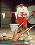 Guylaine Cloutier du Canada assist de son entraneur Alain Lefebvre participe  une preuve de natation aux Jeux olympiques de Soul de 1988. (Photo PC/AOC)