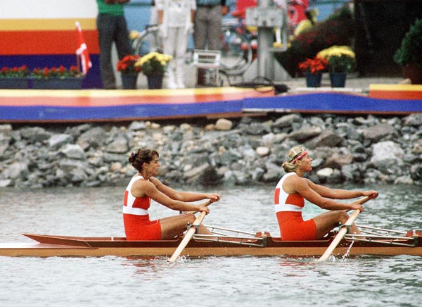 Canada's Kay Worthington (left) and Silken Laumann compete in the rowing event at the 1988 Olympic games in Seoul. (CP PHOTO/ COA/ Cromby McNeil)