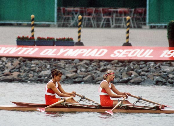 Kay Worthington (gauche) et Silken Laumann du Canada participent  l'preuve du deux d'aviron fminin aux Jeux olympiques de Soul de 1988. (PC Photo/AOC)