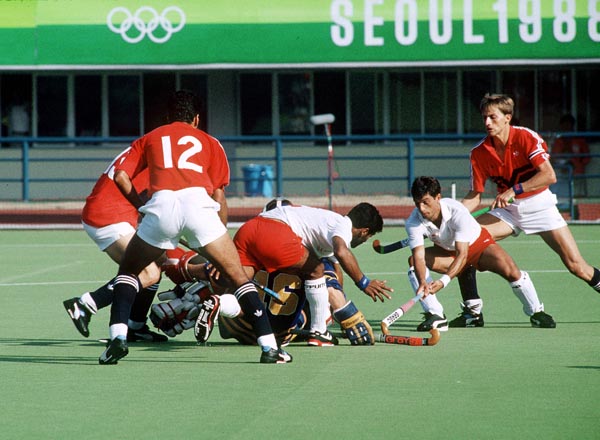 Hargurnek Sandho (gauche) et Pat Caruso (droite) du Canada participent  une preuve de hockey sur gazon aux Jeux olympiques de Soul de 1988. (PC Photo/AOC)