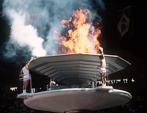 Toarch bearers light the Olympic Flame during opening ceremonies at the 1988 Olympic games in Seoul. (CP PHOTO/ COA/ T. O'lett)